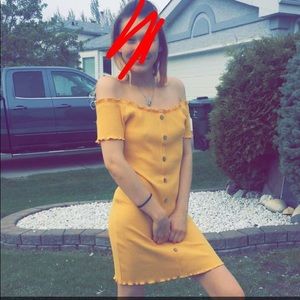 Yellow gold shoulder sleeve strapless dress